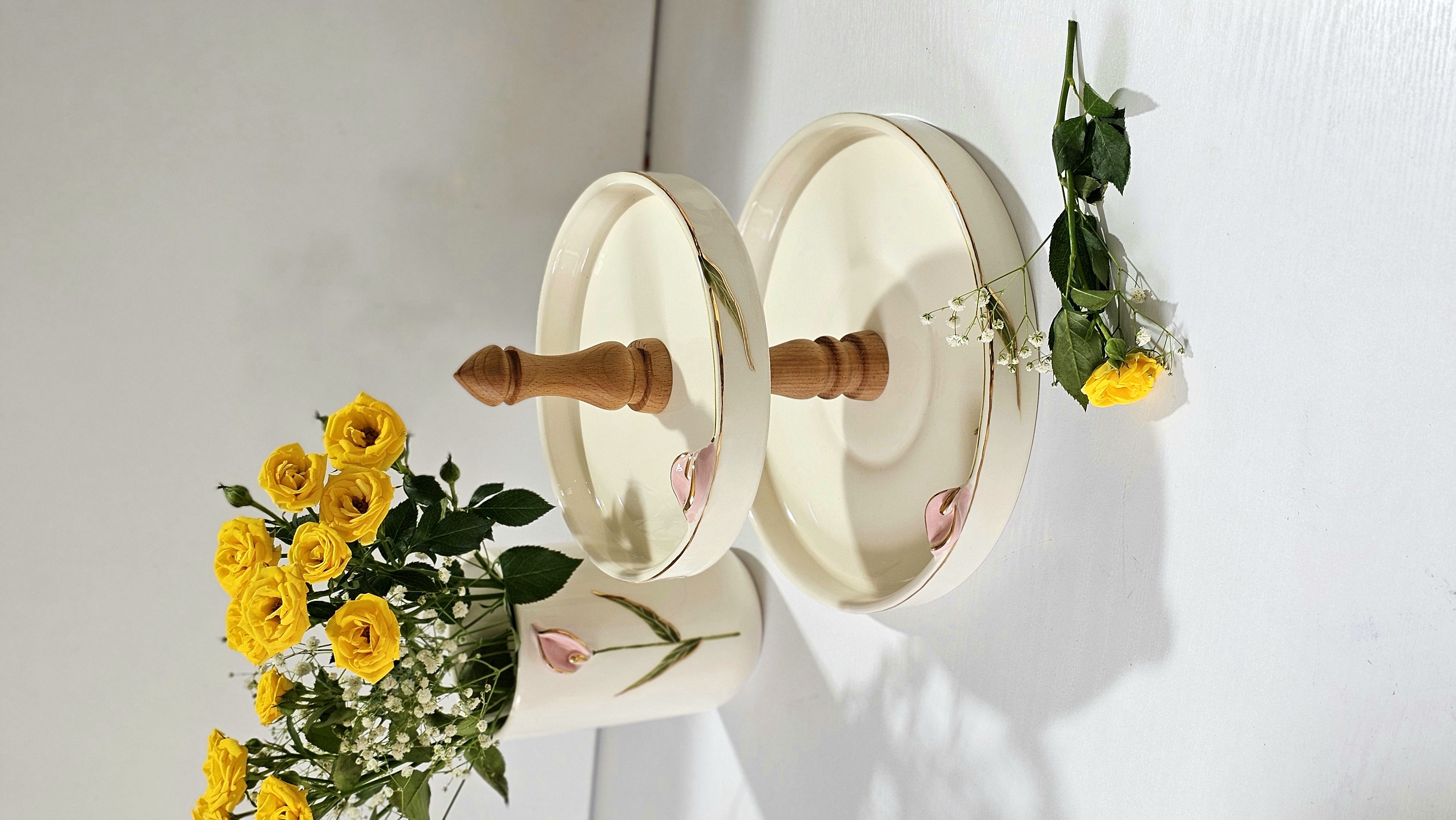 شیرینی خوری دو طبقه دسته چوبی مزین به لاستر طلا